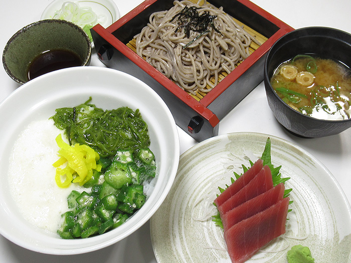 まぐろの刺身と三とろろ丼とざるそば